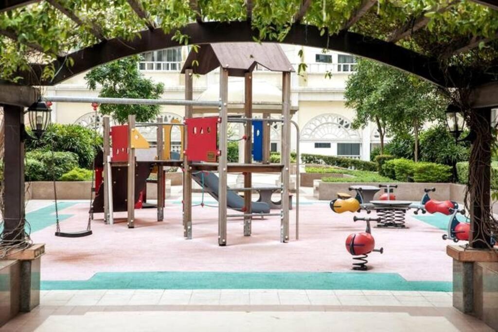 Cozy 2-Bedroom In The Venice Luxury Residences Manila Exterior photo