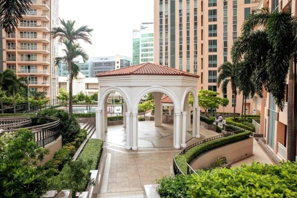 Cozy 2-Bedroom In The Venice Luxury Residences Manila Exterior photo